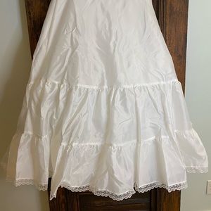 White adjustable petticoat/underskirt